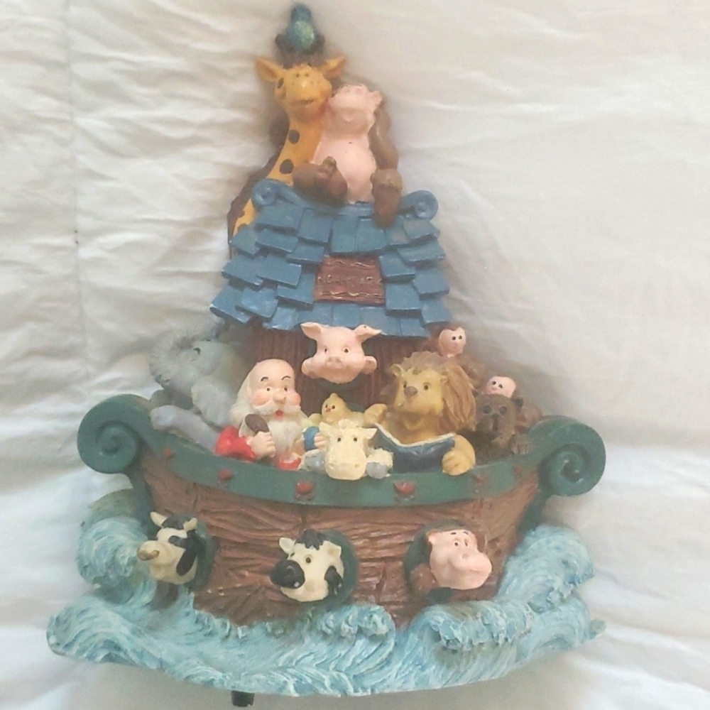 Noah's Ark Stationary Music Box Plays "Talk to the Animals "